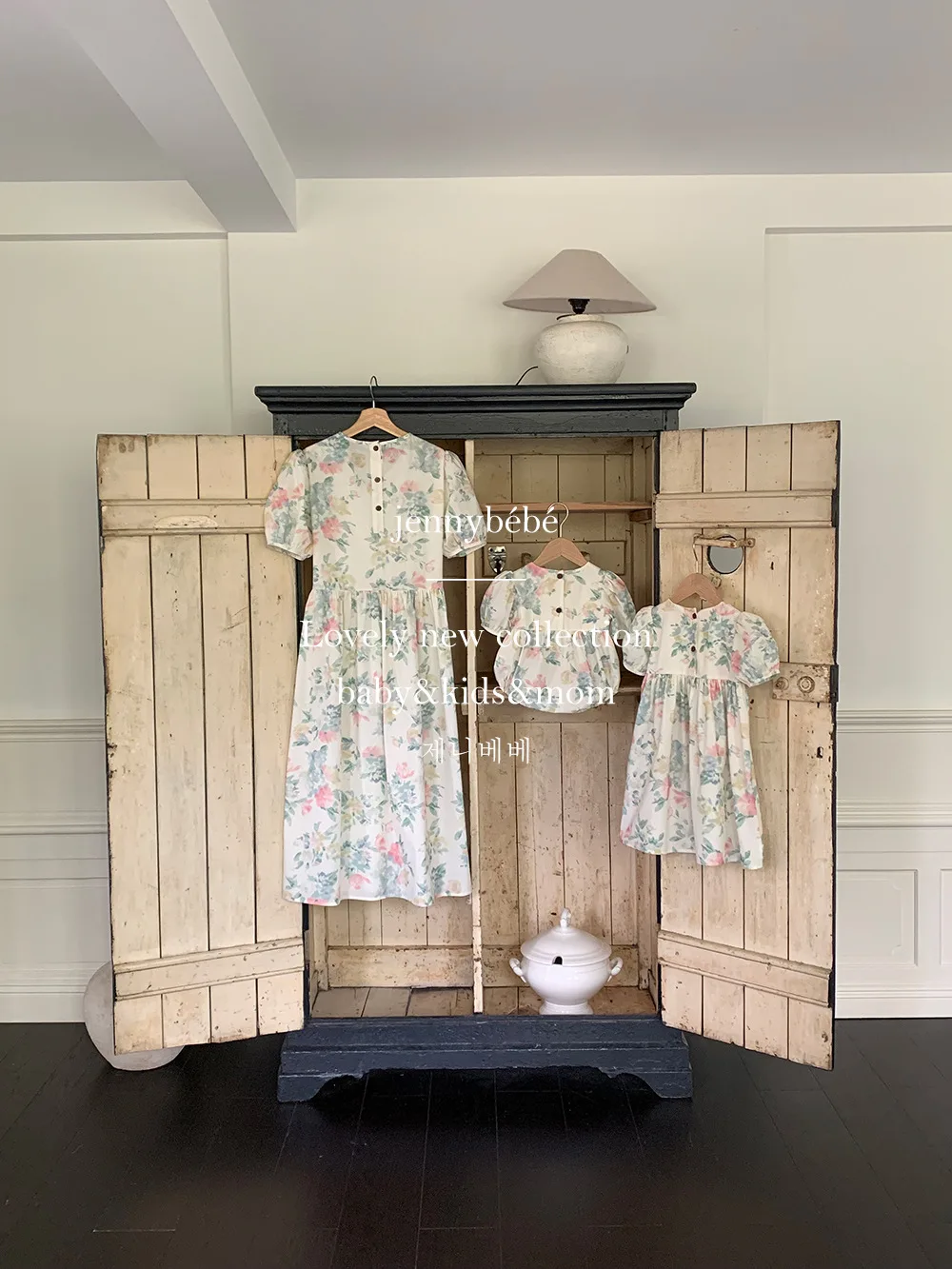 

Новое одинаковое летнее платье с цветочным принтом для всей семьи, хлопковое платье с короткими рукавами для мамы и дочки, женское платье, милое цельное платье для маленьких девочек