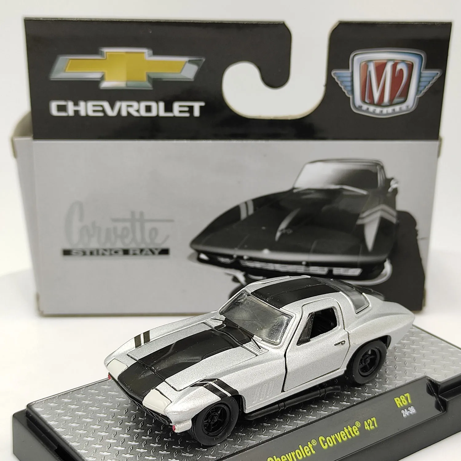 โมเดลรถเหล็กหล่อ M2 สเกล 1/64 ปี 1966 เชฟโรเลต คอร์เวทท์ 427 แบบสามล้อ ทำจากโลหะผสม ของสะสม ของเล่น ของที่ระลึก ของตกแต่ง