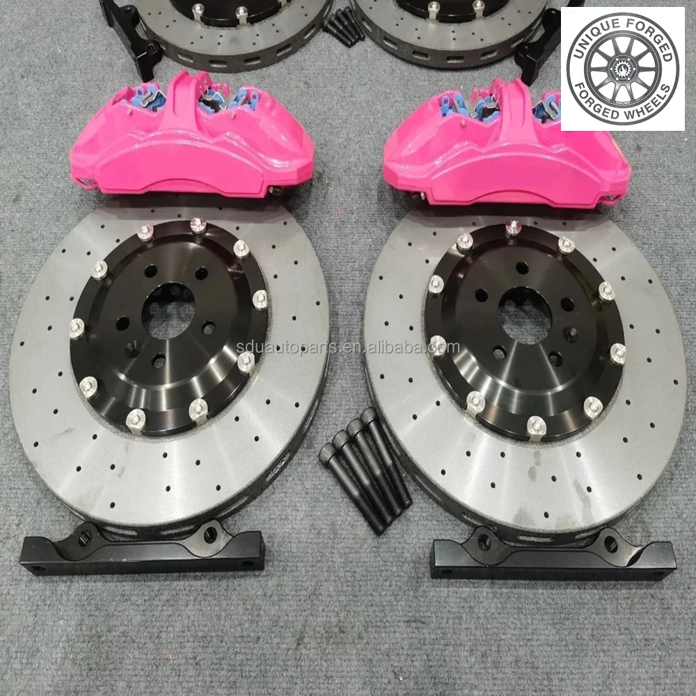 

26-ти стильных индивидуальных автомобильных тормозных систем: керамические тормозные диски, передние 6-поршневые, задние 4-поршневые суппорты, электронный стояночный тормоз, интегрированные.