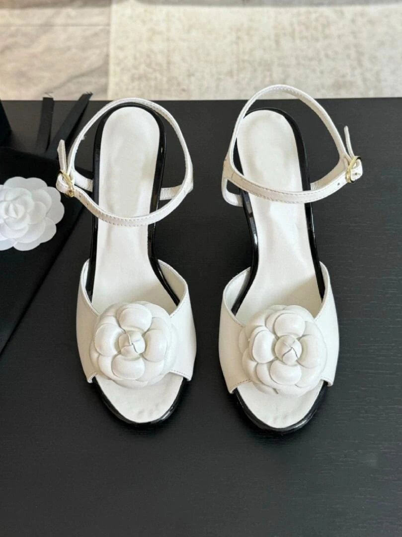 Open Toe White Flower Sandały Camellia Ankle Straps Buckle Shallow Fashion Sexy Women Summer Classic Elegant Dress Party Shoes