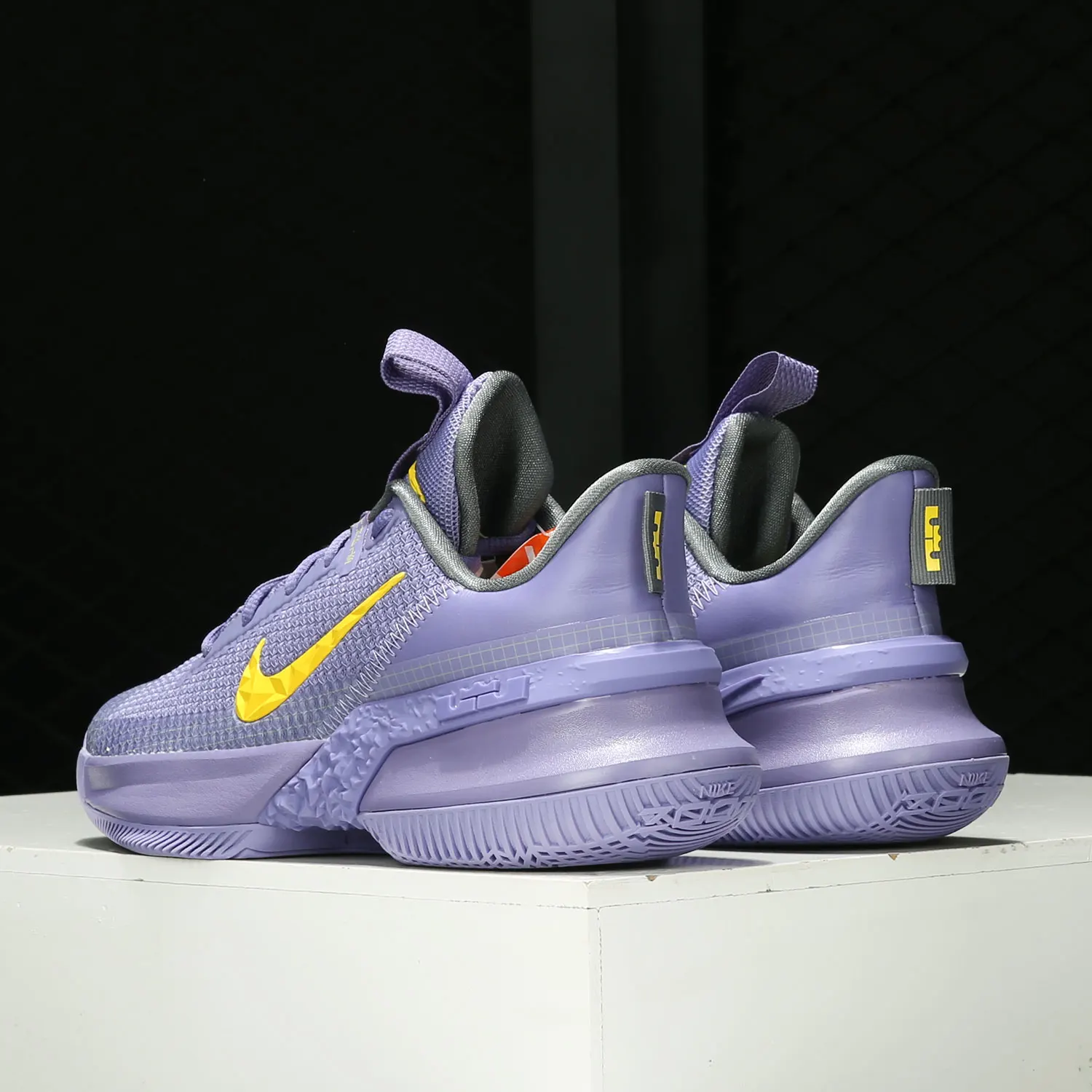 Nike Authentique Ambassador 13 LeBron Chaussures de basket-ball CQ9329-500