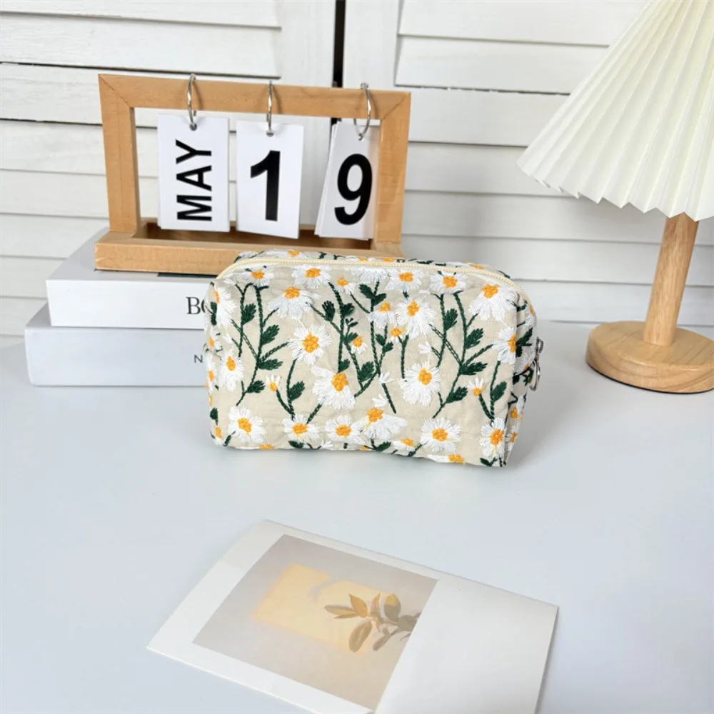 Korean Style Daisy Makeup Bag Large Capacity Dustproof Embroidered Cosmetic Bag INS Portable Sundries Organizer Women
