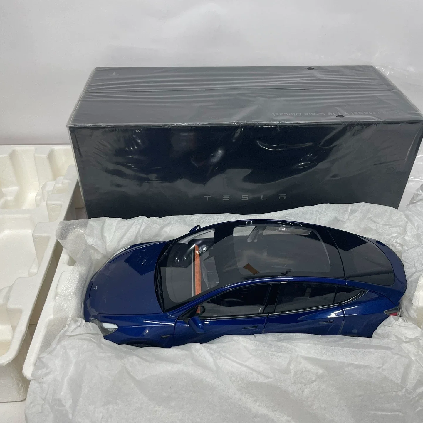 Die-cast 1:18 Scale Tesla Model Y SUV Simulated Alloy Static Car