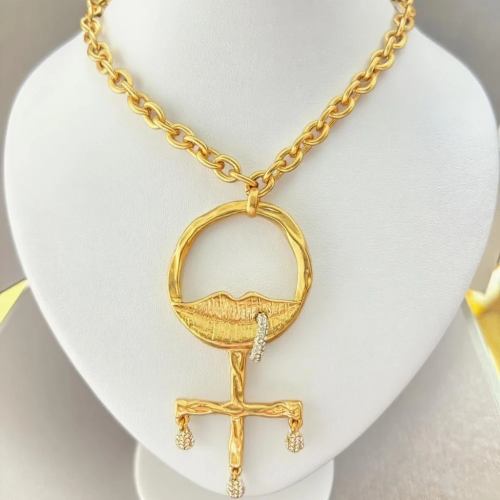 

High-end and distinctive facial diamond-clasp necklace 2025 Fashion New model