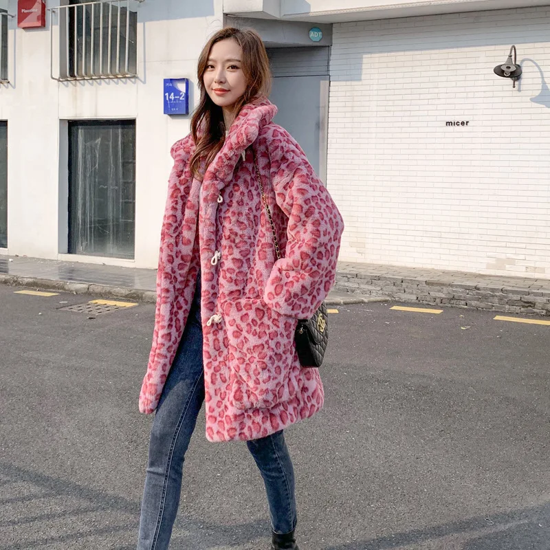 New Rose Pink Leopard Pattern Coat Imitation Fur Medium Length Loose 2023 Winter Women\'s Coat Horn Button Plush Warm Coat