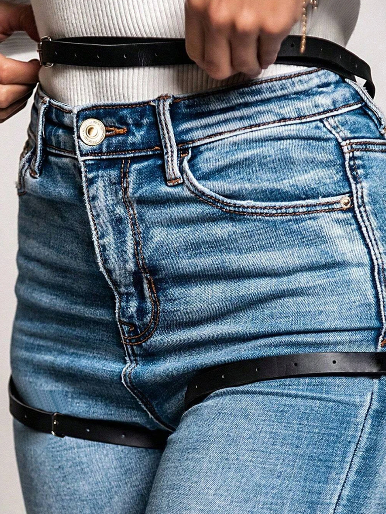 

Высокомодный черный кожаный пояс с подвязками и стрингами — жирный и уверенный будуарный наряд