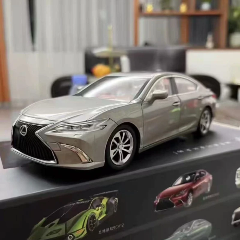 Coche fundido a presión a escala 1:24 Toyota TNGA Lexus Es300, modelo de Metal con luz y sonido, colección de juguetes para niños, regalos