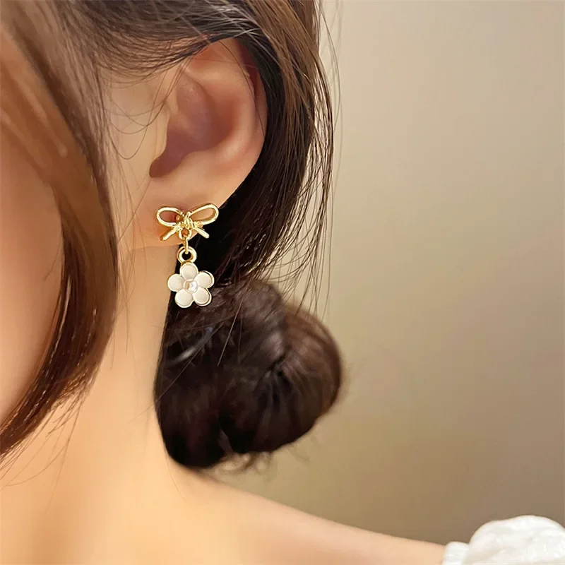 Korean Small Bow Flower Clip on Earrings Without Holes 2022 Trend Mini White Flower Ear Clip Fake Piercing Earring for Female