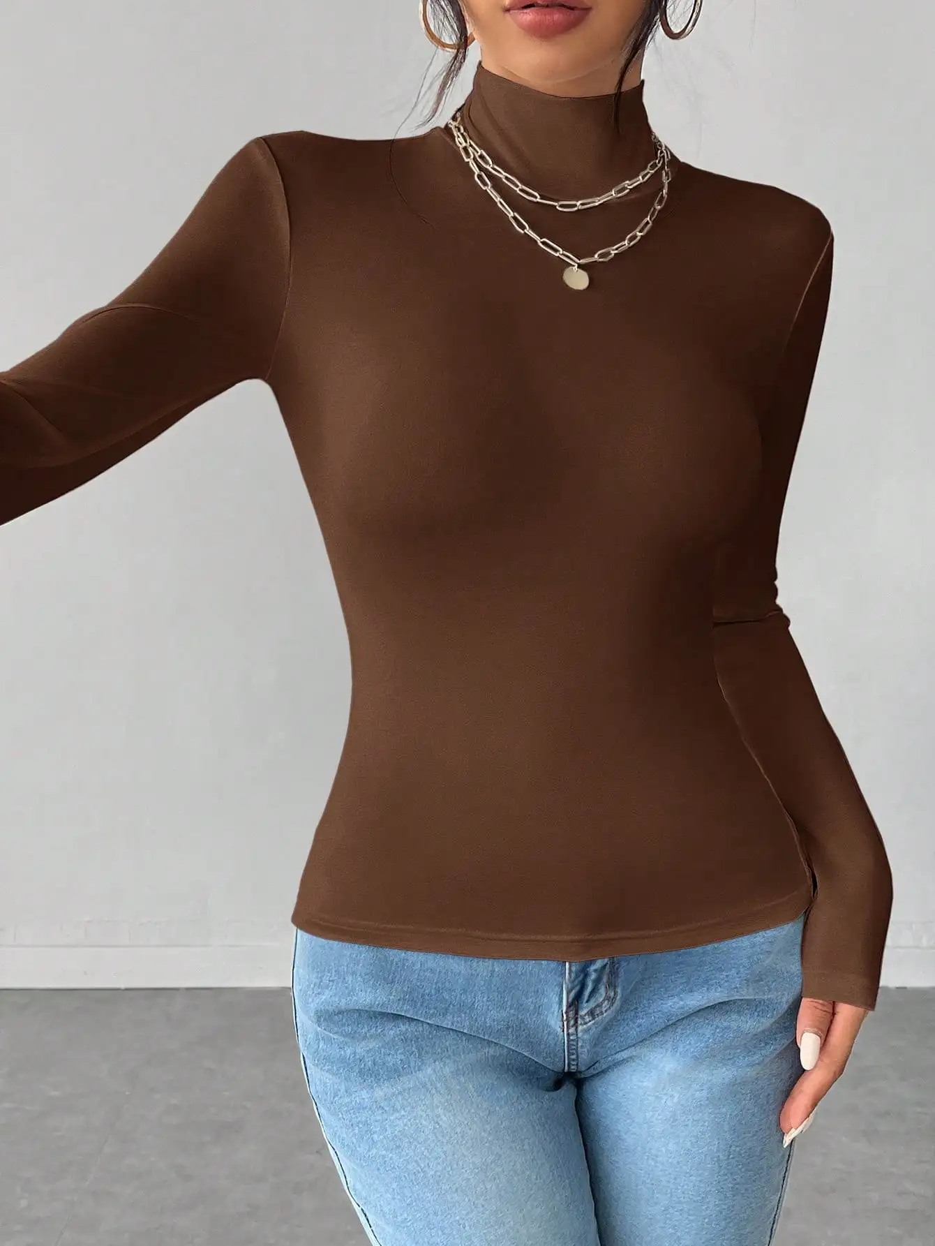 Nowy europejsko-amerykański zestaw modnych koszulek z długim rękawem i golfem w jednolitym kolorze, składający się z trzech sztuk.