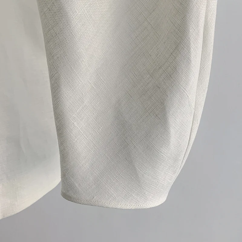 Modny lniany top bez guzików z zakrzywionymi rękawami i dekoltem w szpic na rok 2025