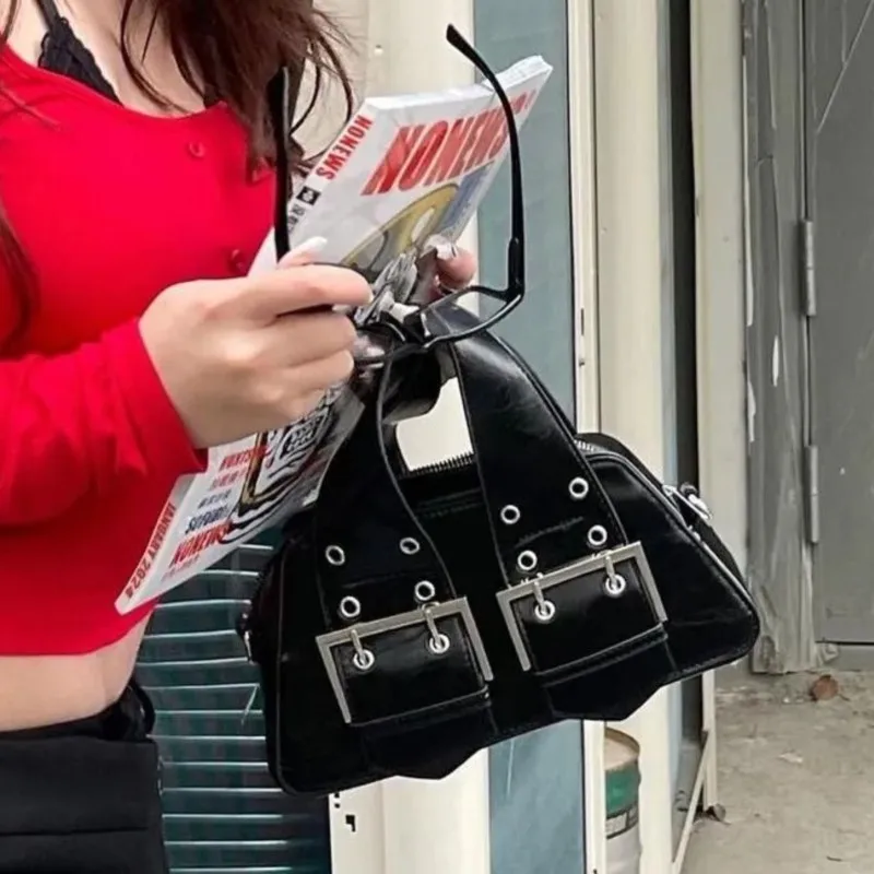 

Черная кожаная сумка с пряжкой для девочек, женская кожаная шикарная сумка на плечо в стиле панк, женская эстетичная крутая модная сумка через плечо Y2k 2025