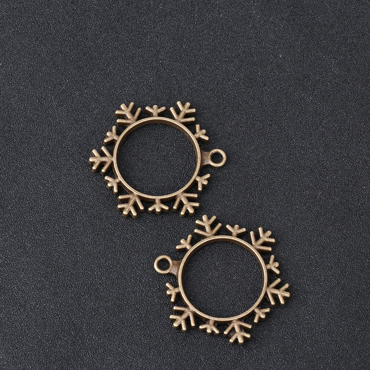 10 قطعة سبائك ندفة الثلج قلادة الفراغات DIY بها بنفسك مكونات الإطار للمجوهرات اليدوية المشاريع الحرفية الراتنج الفن النقش المعلقات #5