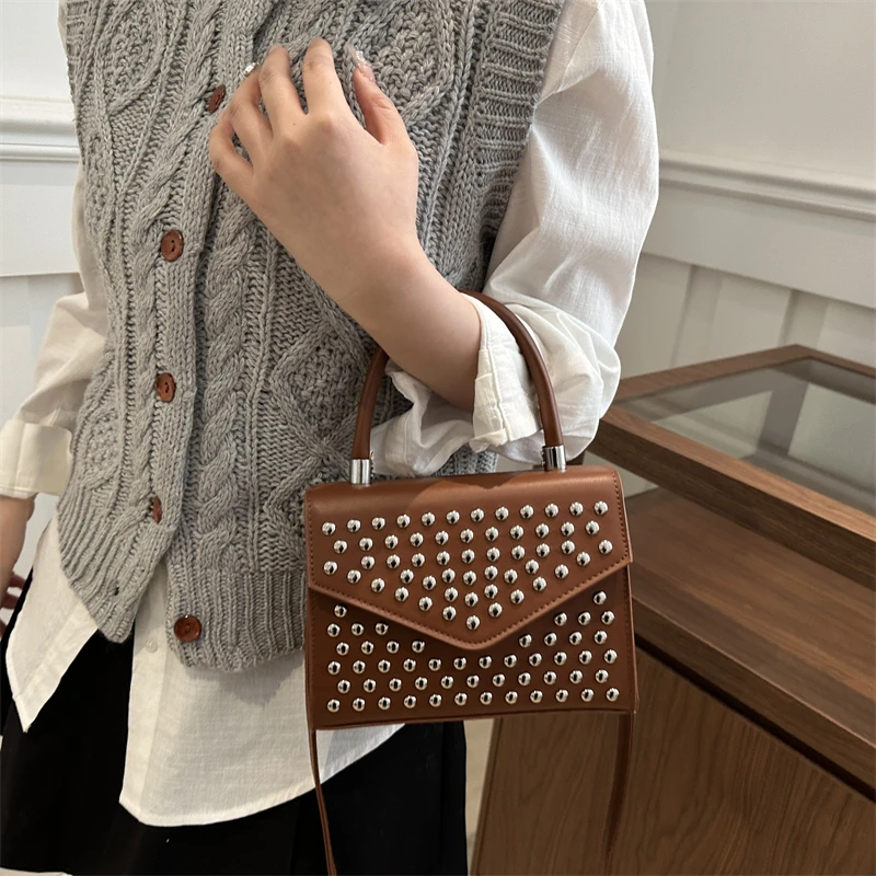 Designer Nieten Umhängetasche mit kurzem Griff Handtasche Mode Mini kleine Handytasche Geldbörse solide Pu-Leder Damen Umhängetaschen – Detail 7