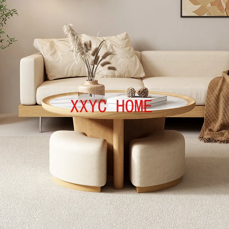 

Бытовая маленькая квартира, светлая роскошная современная круглая каменная тарелка, небольшой журнальный столик, комбинация табурета