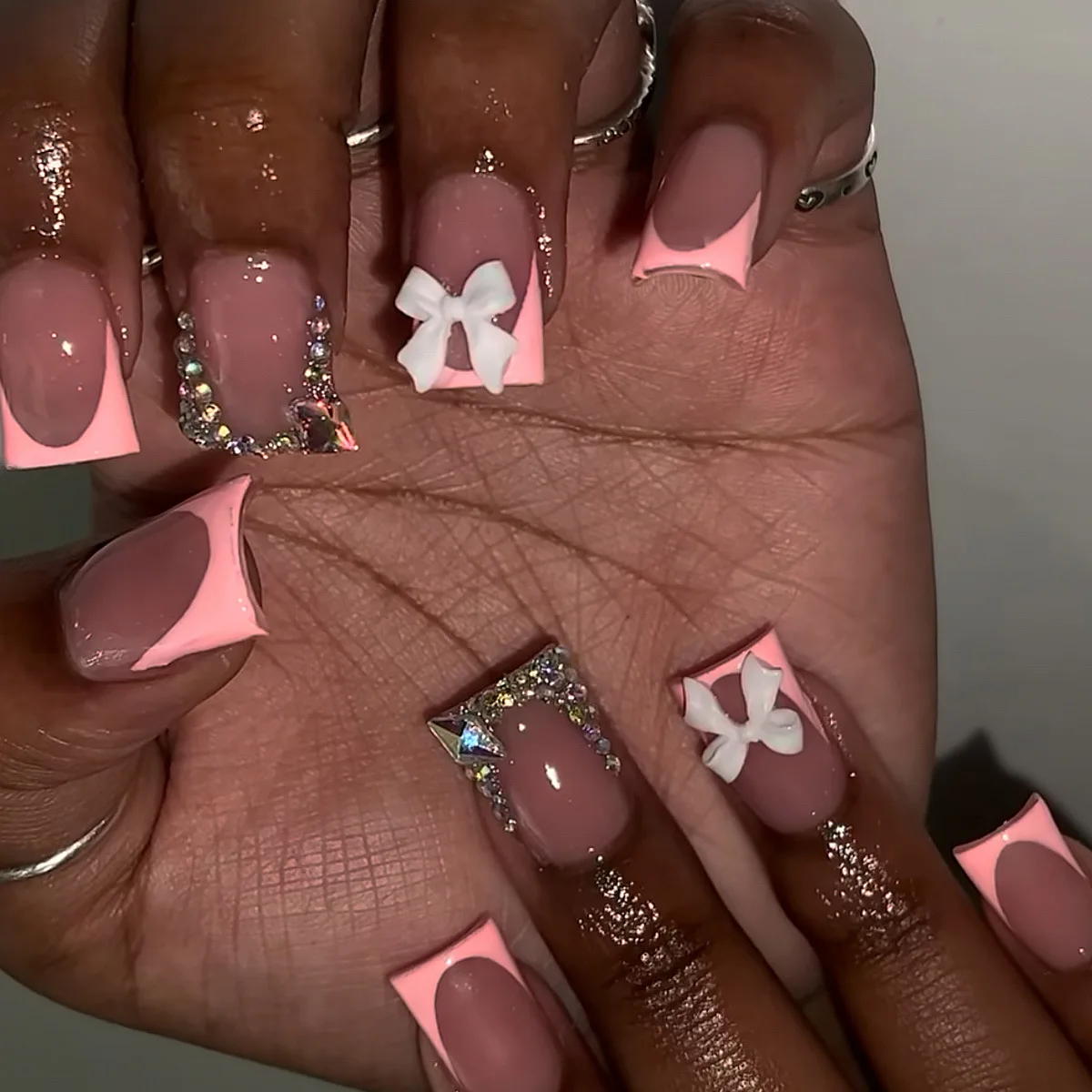 24 pezzi moda unghie finte a becco d'anatra di media lunghezza Y2k blu stampa francese sulle unghie punte glitter ciliegia strass design unghie finte