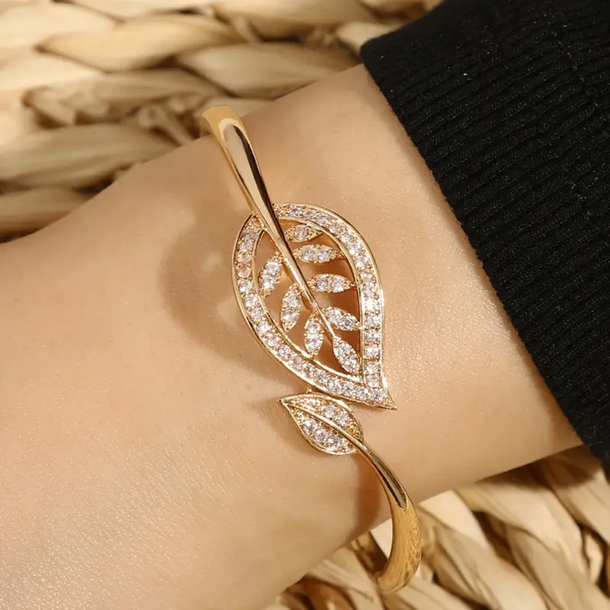 

Fashion Simple Leaf Bracelet for Women Office Party Friend Gift Jewelry Accessories