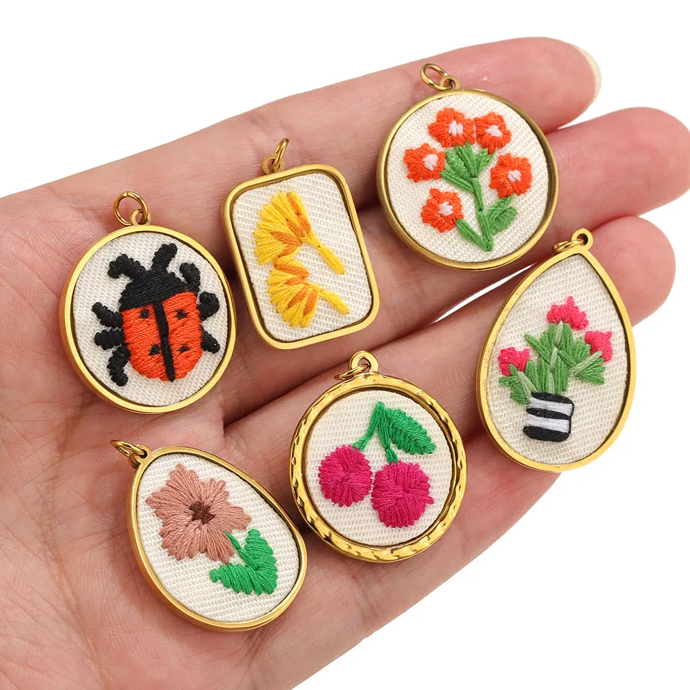 2 Stück Edelstahl-Blumen-Stickerei-Anhänger für Schmuckherstellung, Cartoon-Pflanzen-Tier-Anhänger, DIY-Halsketten- und Ohrring-Zubehör – Detail 2