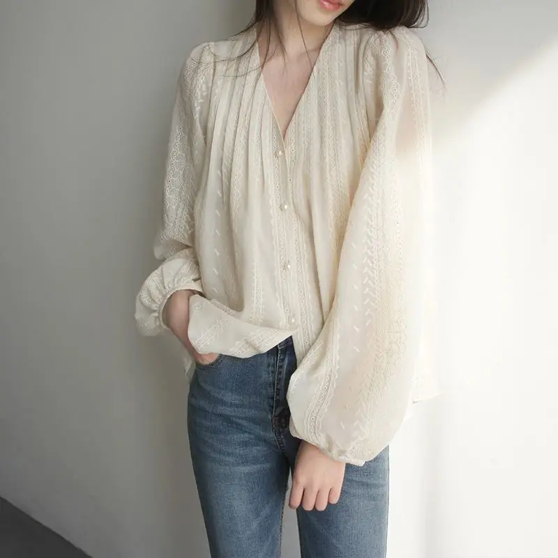 

Design Sense Hollow Jacquard Gentle and Elegant V-neck Shirt Women's Spring Top Retro Embroidered Loose Shirt