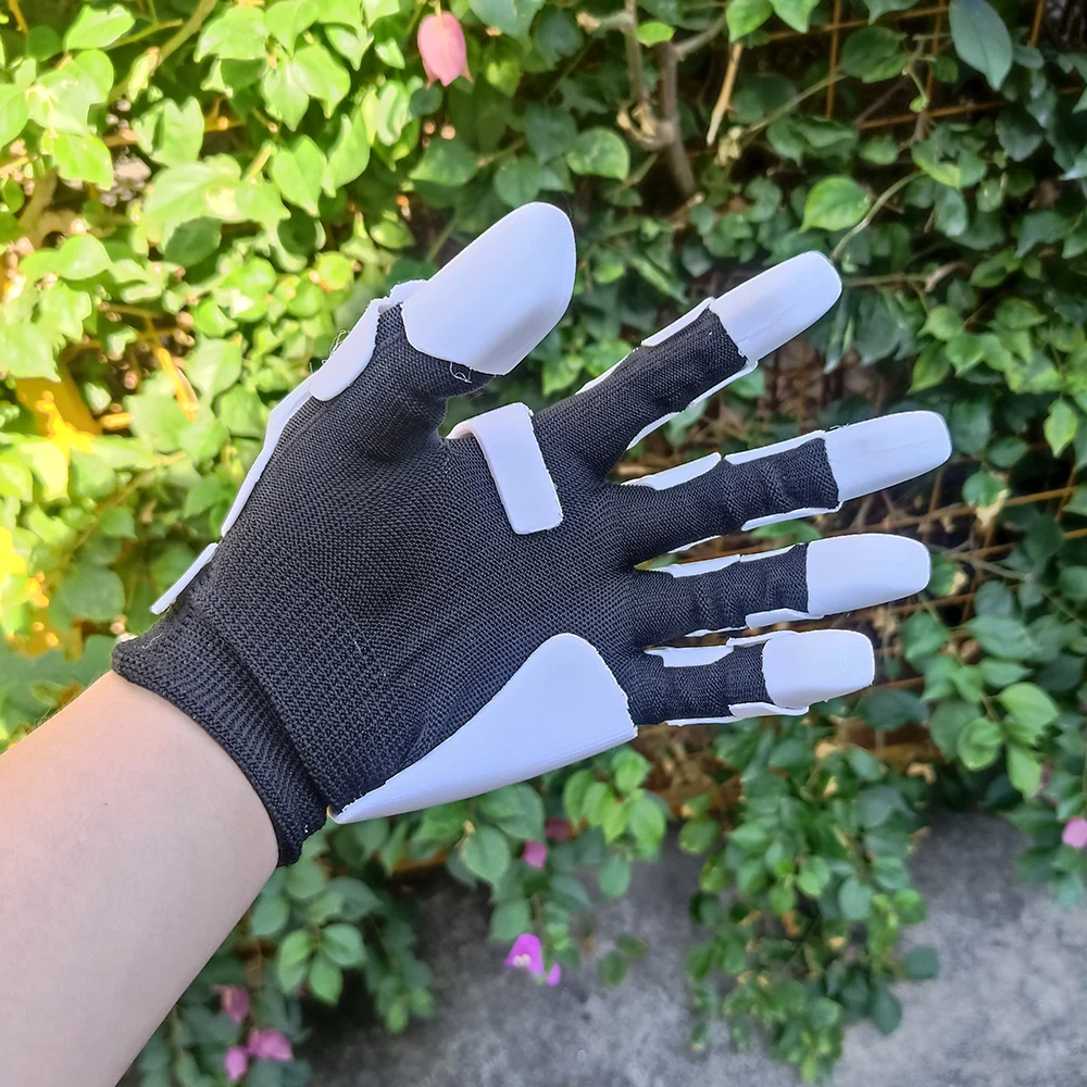 Les gants mécaniques, fabriqués en matériau PETG imprimé en 3D, sont flexibles et ont un look hautement mécanique. Convient pour le cosplay.