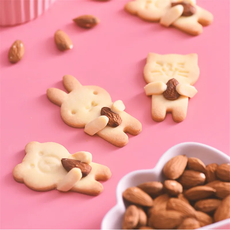 Cute Animal Biscuit Mold Bear Rabbit Cat Pig Shape Cookie Cutter Stamp 3D Hug Nut Fondant Cake Decoration Tools Kitchen Bakeware