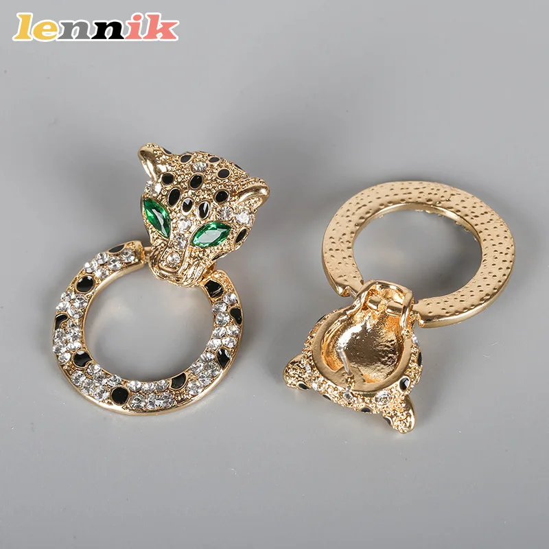 Orecchini leopardati alla moda da donna, cerchi traforati verdi elettrolitici, design esagerato con stampa animalier, accessorio di tendenza