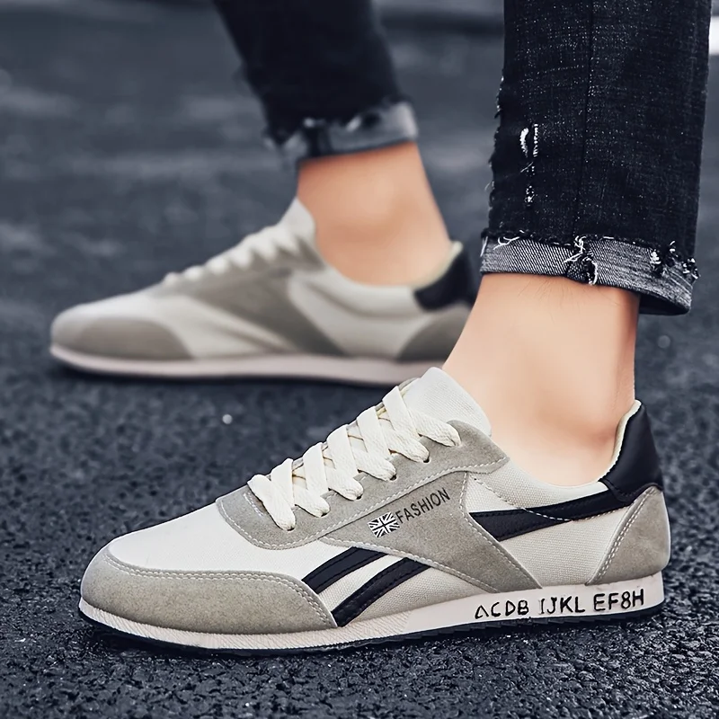 Men's lightweight casual skate shoes, a pair of stylish outdoor everyday sneakers