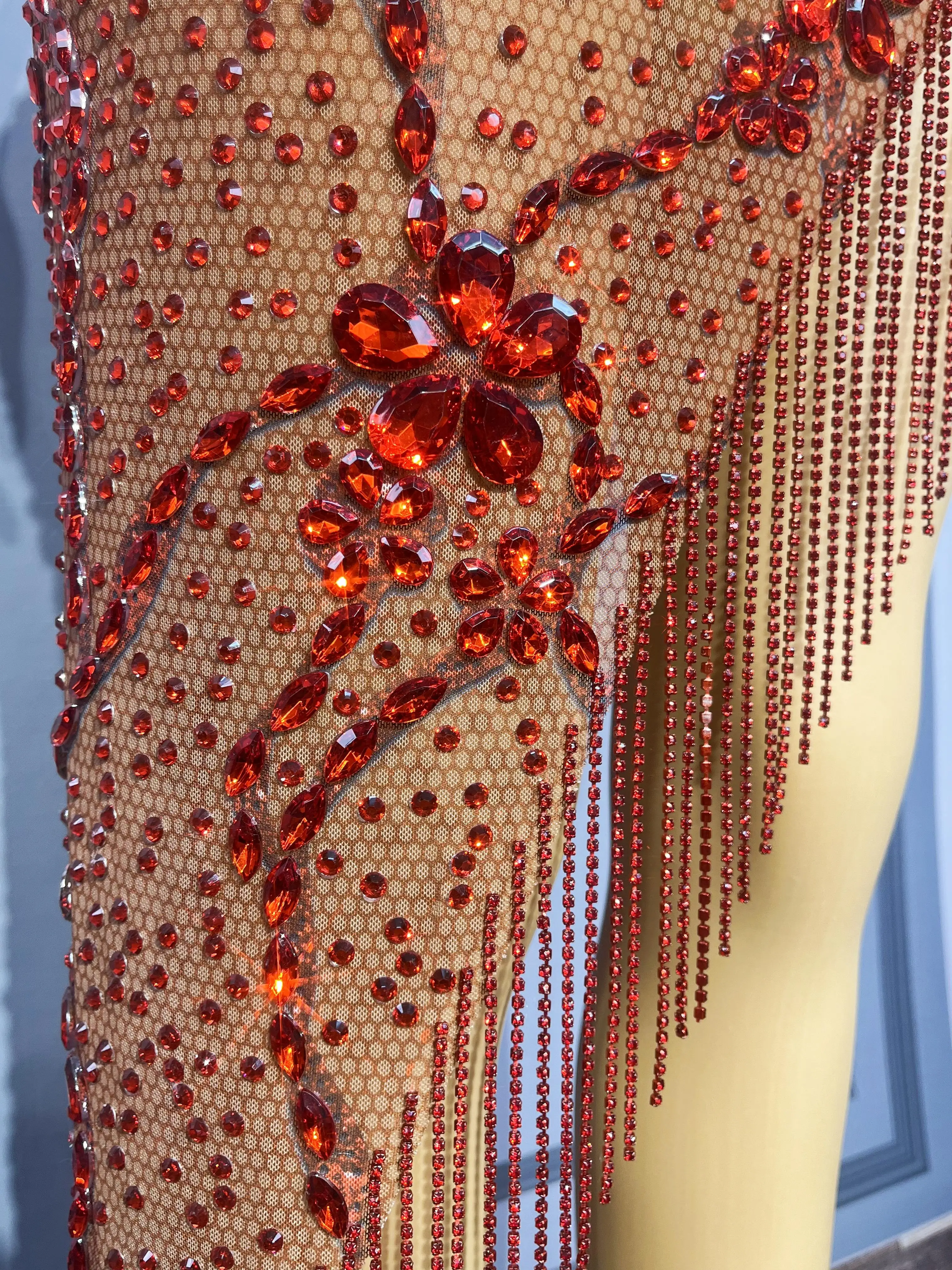 럭셔리 크리스탈 프린지 이브닝 드레스 라인스톤 생일 섹시 홀터넥 비즈 드레스 공연 컬렉션 canghonghua