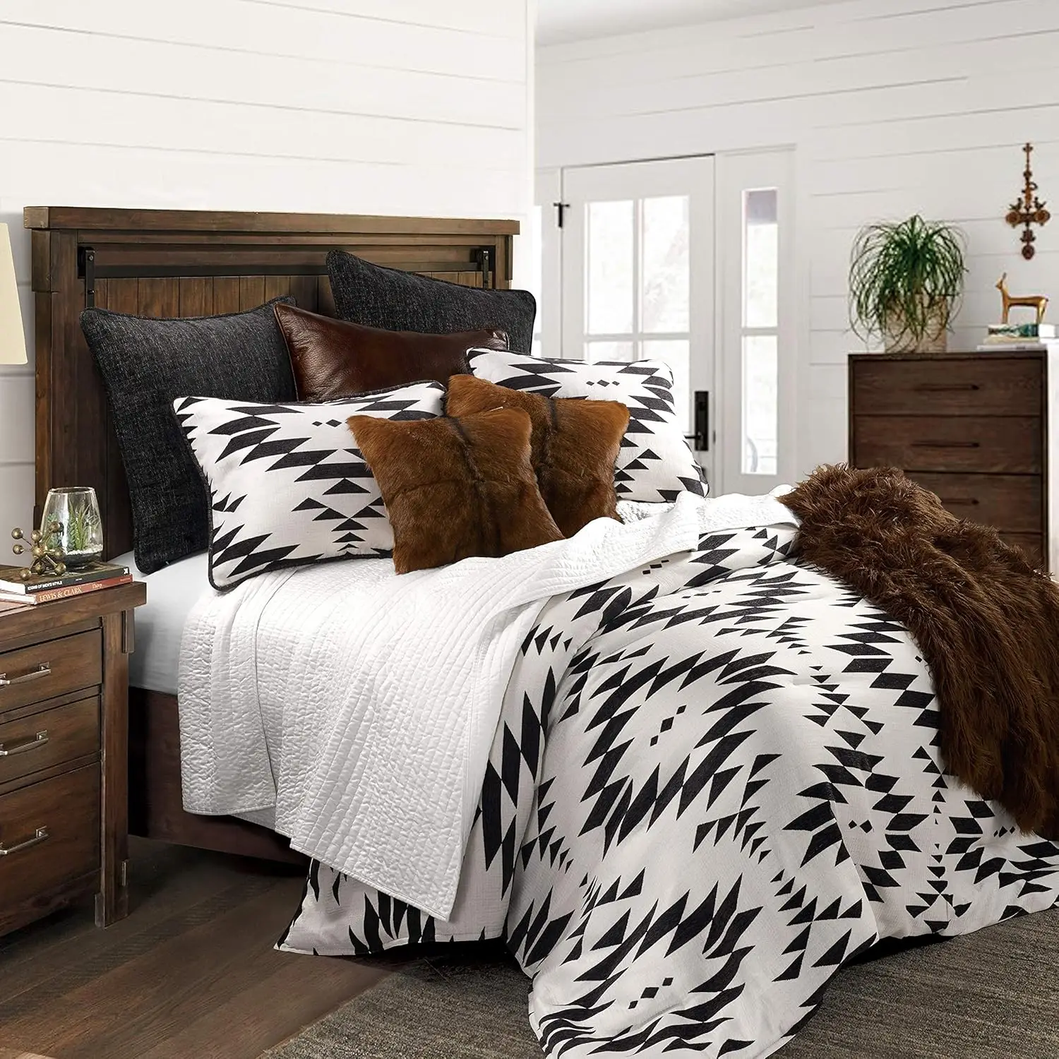 Hiend Accents Amelia Western Bedding 3 Piece Super King Size Comforter Set, Black And Off-White Southwestern Aztec Geometric