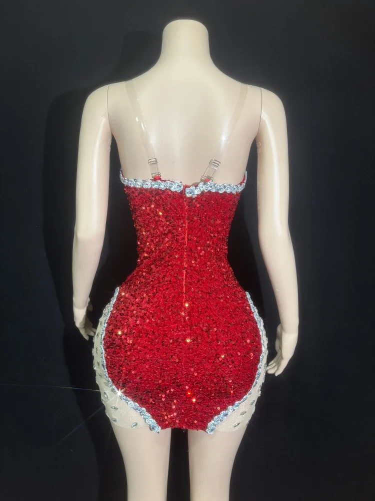 Czerwone cekinowe body damskie z błyszczącymi zdobieniami z dżetów, prześwitująca siateczka, wycięcia, bez rękawów, dekolt w kształcie serca, idealne na imprezę w klubie nocnym.
