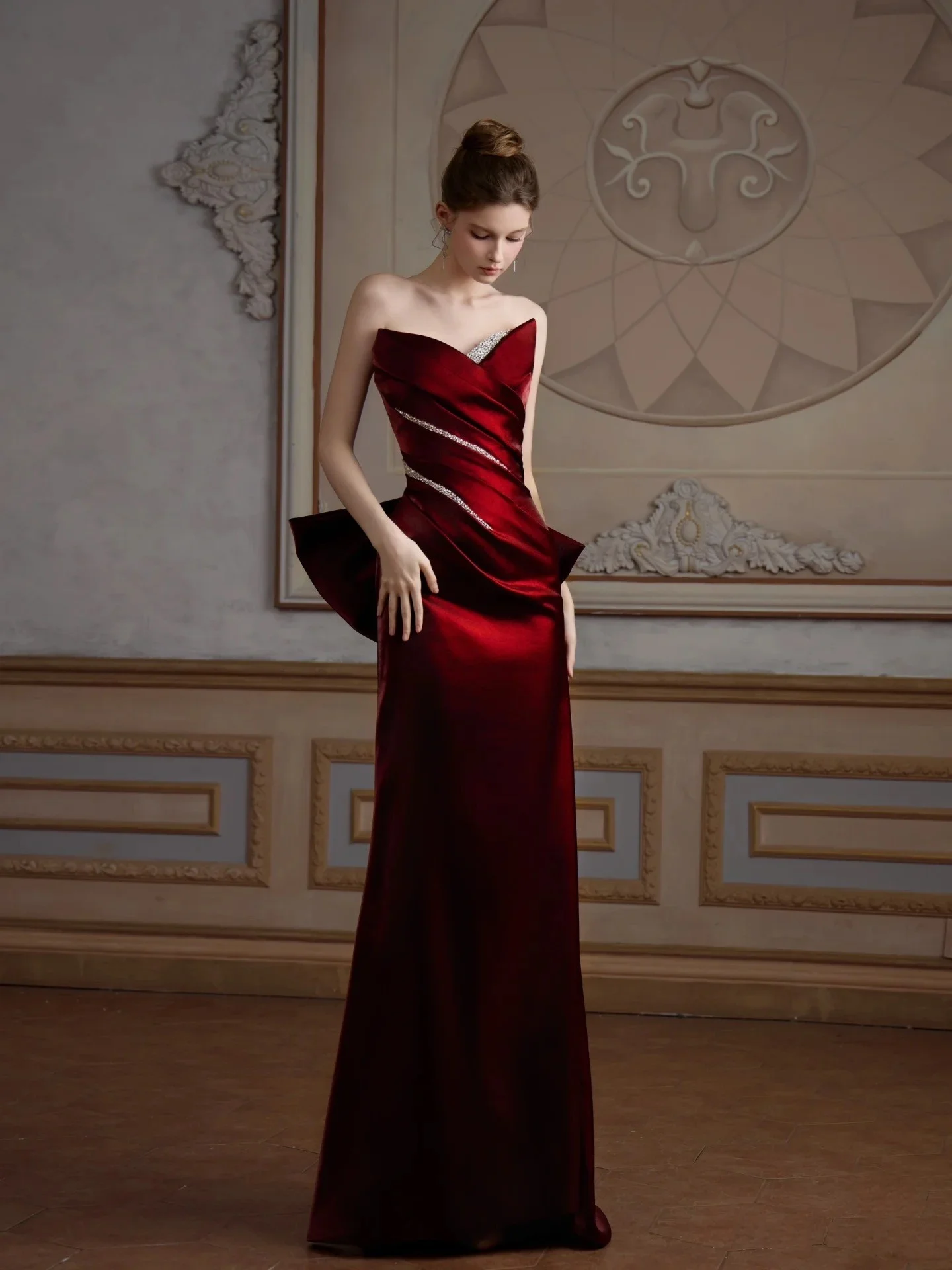 Romantic elegant wine red fishtail skirt with sparkling silver sequins on the chest outlining a slimming lady party banquet gown