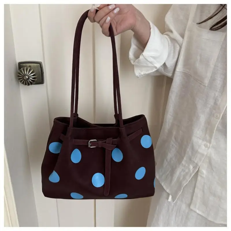Gepunktete Schultertasche mit großer Kapazität und Schnallendesign für den täglichen Arbeitsweg und Einkauf. – Detail 14