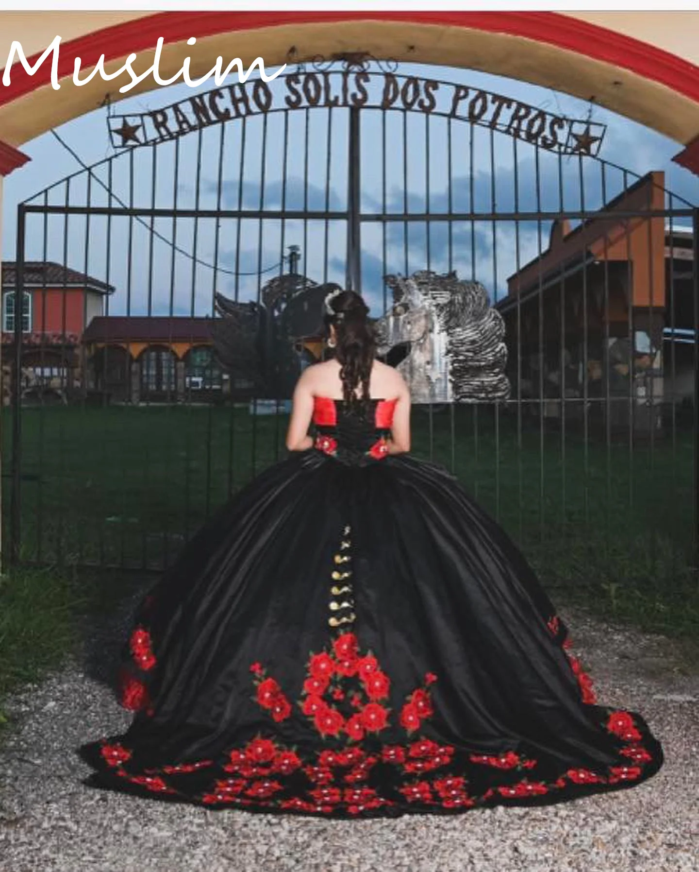 فساتين Quinceanera سوداء فاخرة مع زهور على شكل قلب فستان عيد ميلاد Charro المكسيكي عتيق حلو 15 فستان مشد حسب الطلب