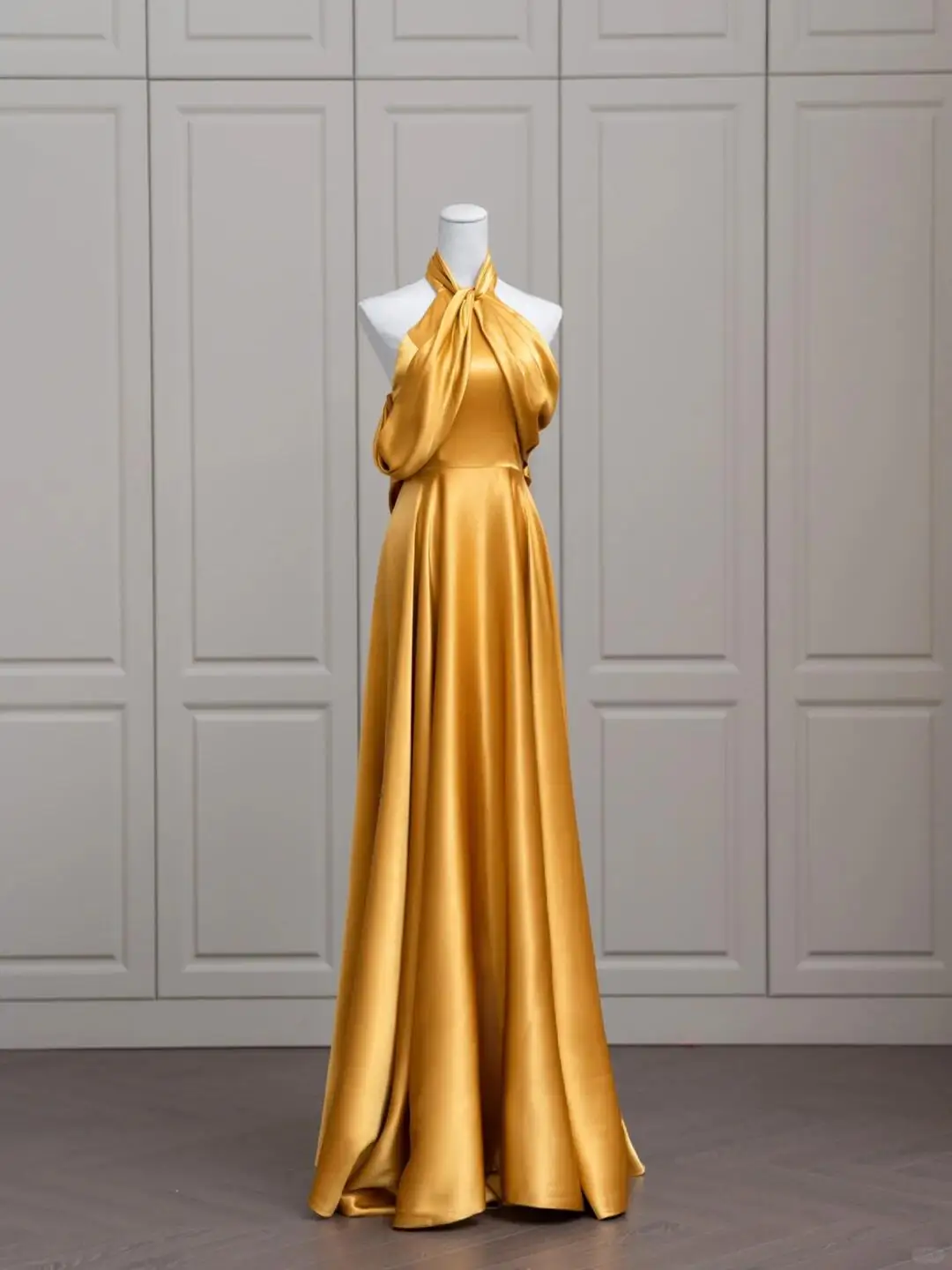 

Sexy Golden Evening Dresses A-Line Halter Floor Length Pleated Backless Sleeveless Satin Wedding Banquet Party Celebrity Gowns