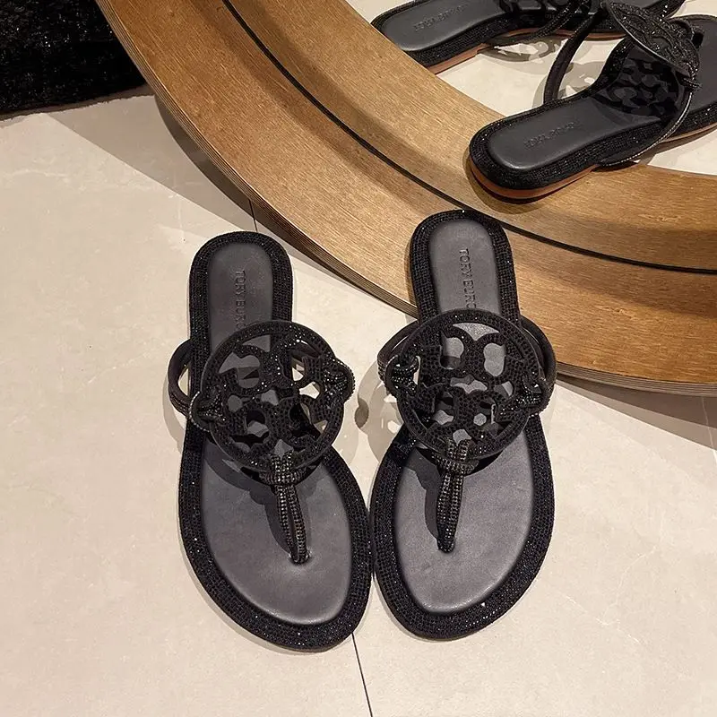 2024 Nieuwe Luxe Met Diamanten Bezette Teenslippers Damesschoenen Strandvakantie-Stijl Klinknagel Ontwerp Casual Dames Platte Slippers