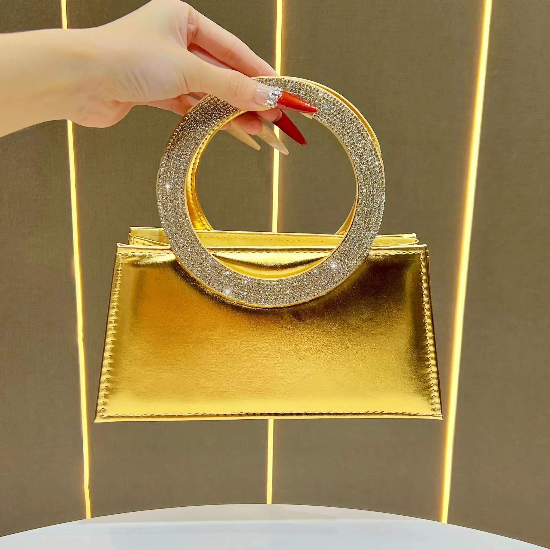 

Handbags Women Elegant Boutique Round Crystal Handle Trapezoid Evening Clutch Purses Wedding Party