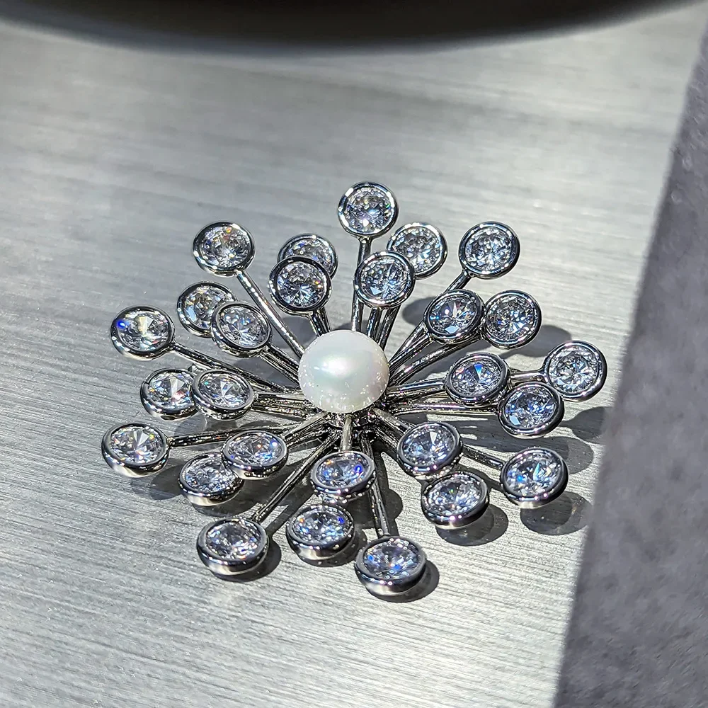 Suit with a single snowflake zircon micro-inlaid seenie brooch