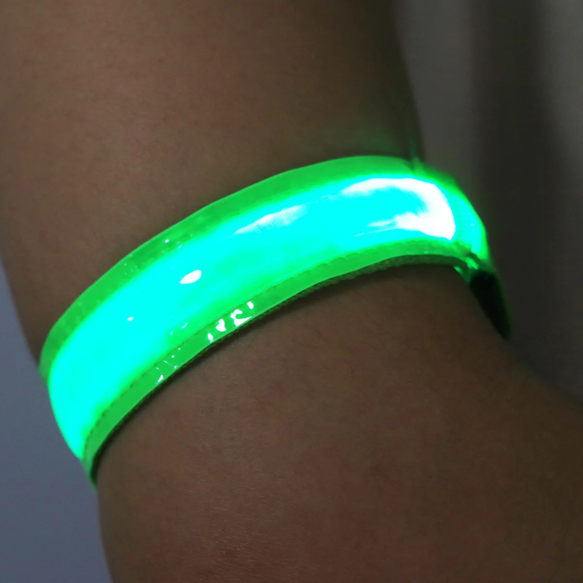 

1Pcs USB Rechargeable LED Armband Bright Light High Visibility Running Cycling Hiking Safety Gear Adjustable Slap Band Green