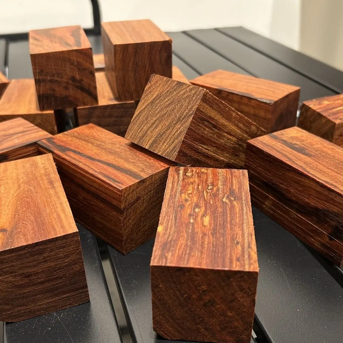 8x4x4cm High Oil‑Density Leaf Rosewood Wood Blocks Solid Timber for DIY Hand‑Carved Ornament Base Raw Wood Material