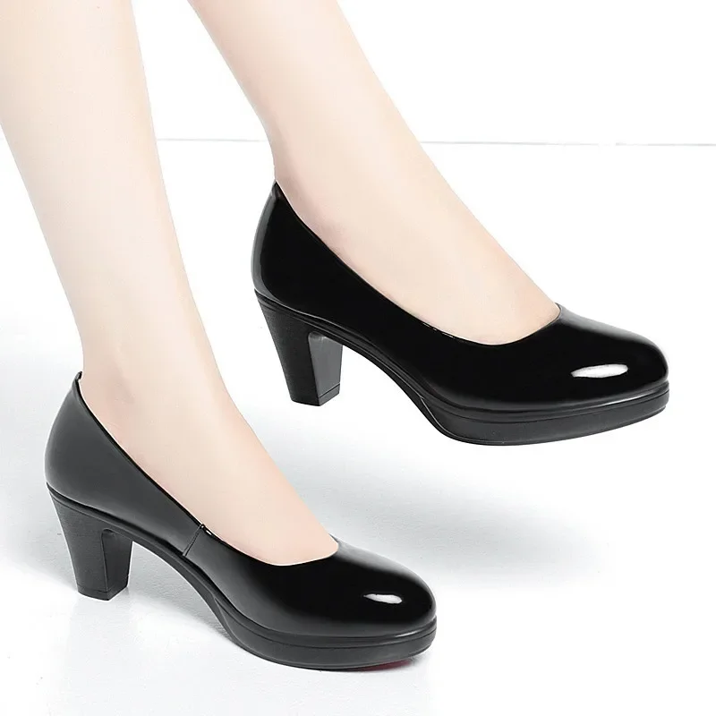 Sepatu kulit paten elegan untuk wanita, sepatu pump Platform hak pendek ukuran 34-42 ukuran Plus 6cm 8cm, sepatu kantor ibu Musim Semi 2024