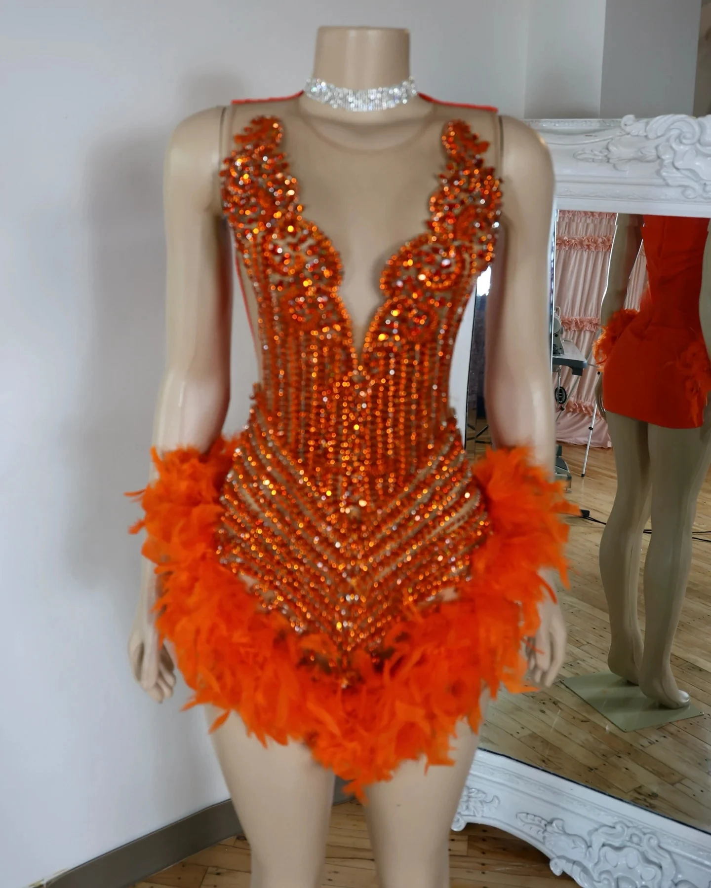 Abiti da ballo corti arancioni per ragazze nere Abiti da festa di compleanno afroamericani con perline di piume Abiti da cocktail per ritorno a casa