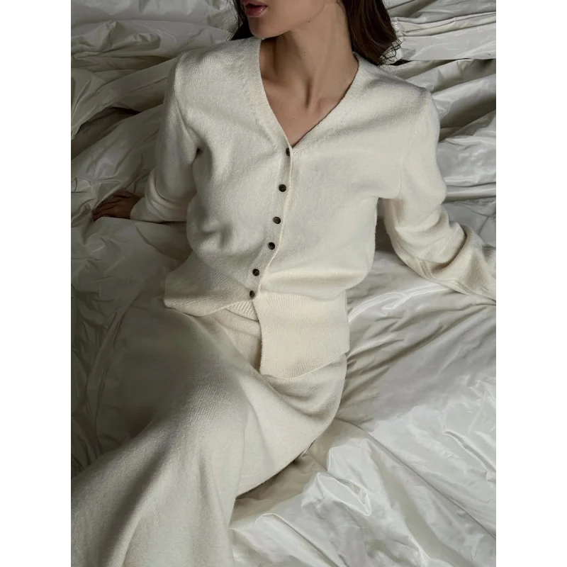 

Autumn and Winter New fashion Ladies loose Knitted Suit，Elegant Women's Button Cardigan Sweater＋Straight Skirt Sweater Set，Suita
