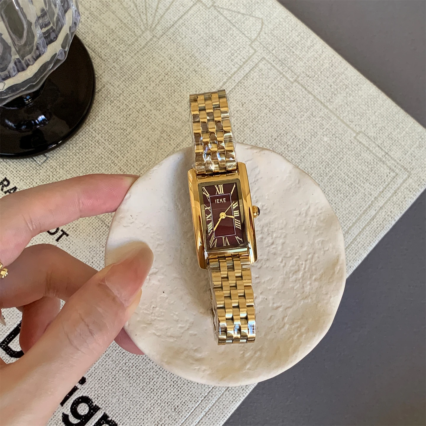 นาฬิกาข้อมือทรงสี่เหลี่ยมผืนผ้า สไตล์เรโทรฝรั่งเศส แบบโรมัน สำหรับผู้หญิง สไตล์อินเทรนด์ เรียบง่าย ลำลอง อเนกประสงค์ ดูดี มีระดับ ใช้กลไกควอตซ์