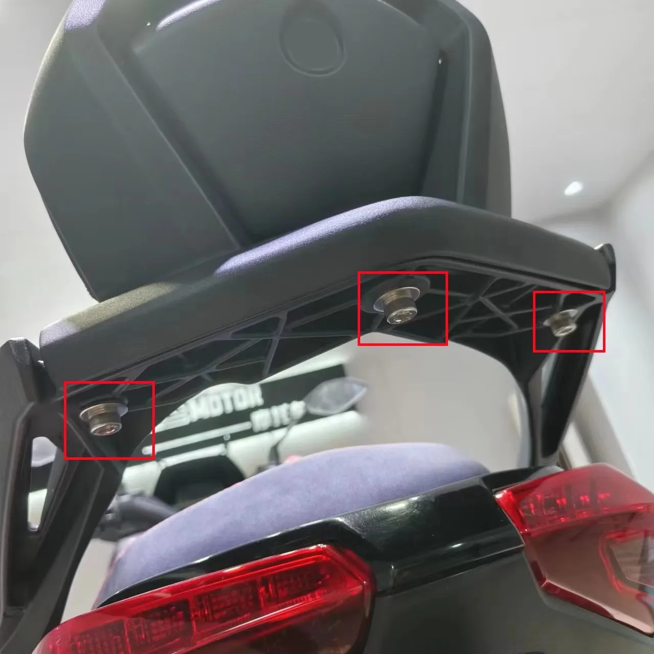 Modified motorcycle CNC aluminum alloy XMAX300 rear bracket rack Luggage Tool Box Case Tail Trunk Cargo Holder Shelf xmax18-26
