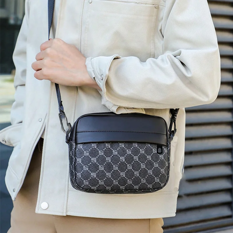 Herren-Umhängetasche im Vintage-Stil mit Print, aus PU-Leder, mit Kleinteilen versehen, kleine Schultertasche, verstellbarer Riemen, lässige Alltagstasche, Mini-Kameratasche. – Detail 12
