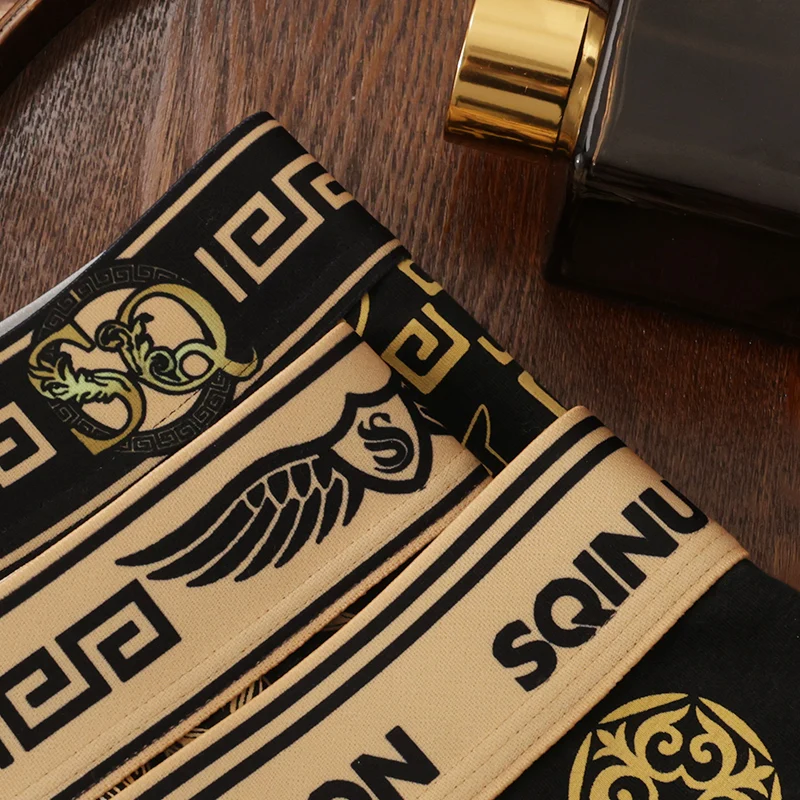 سراويل الملاكم الباروكي للرجال - مزيج فسكوزي/قطن/ألياف لدنة، زخارف باروكية ذهبية وشعار SQINUSON، تصميم فاخر عتيق!