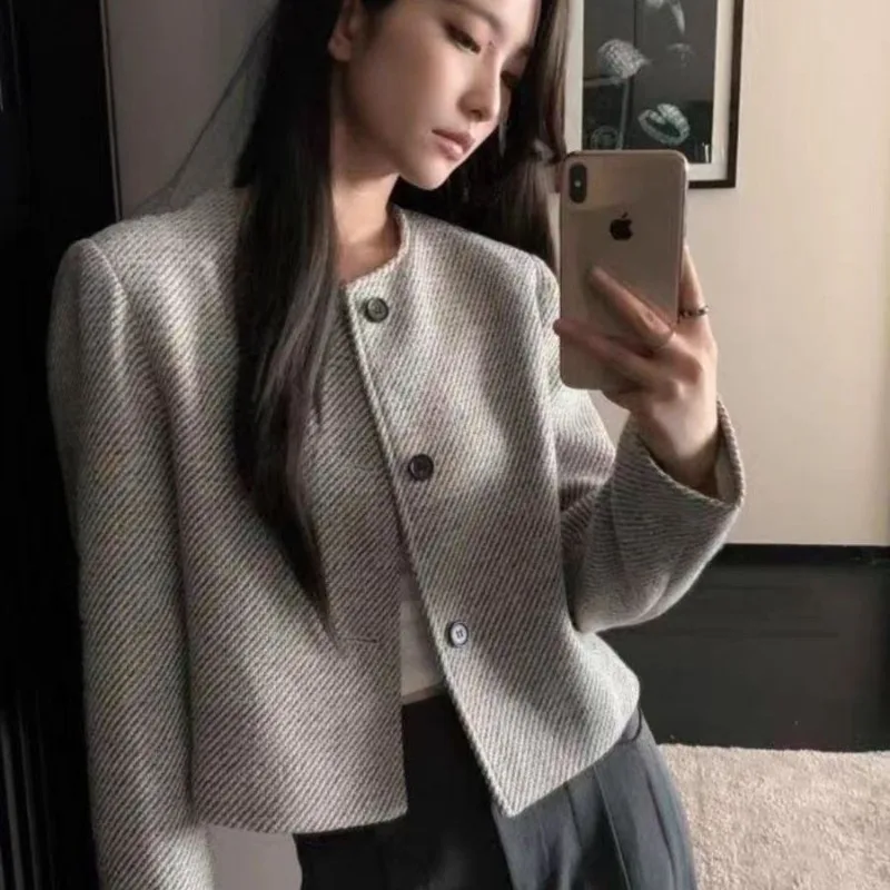 Spring and Autumn New Vintage Young Simple Fashion Round Neck Single Row Top Striped Loose Small Fragrant Style Coat Temperament