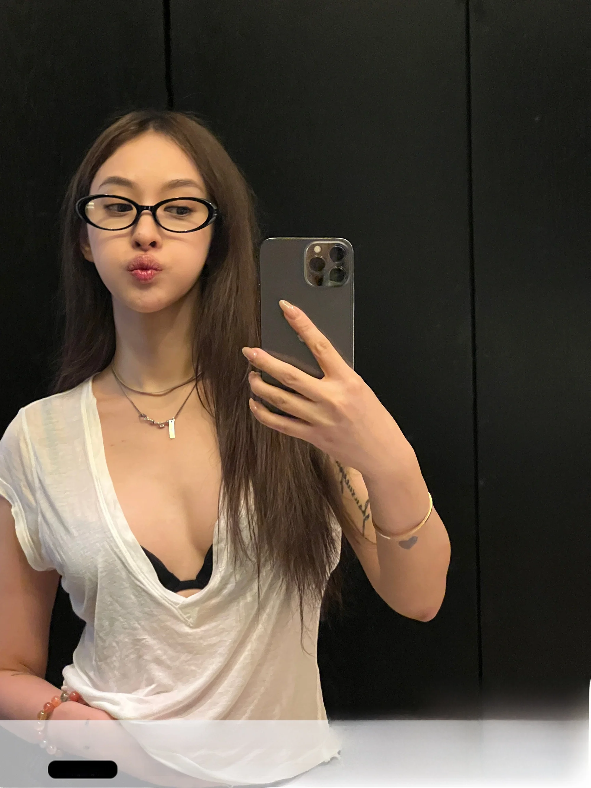 

Angelaewang White Deep V ort Sve Women's Pure Desire Sexy Design Waed Thin Transparent T-irt Spring 2024