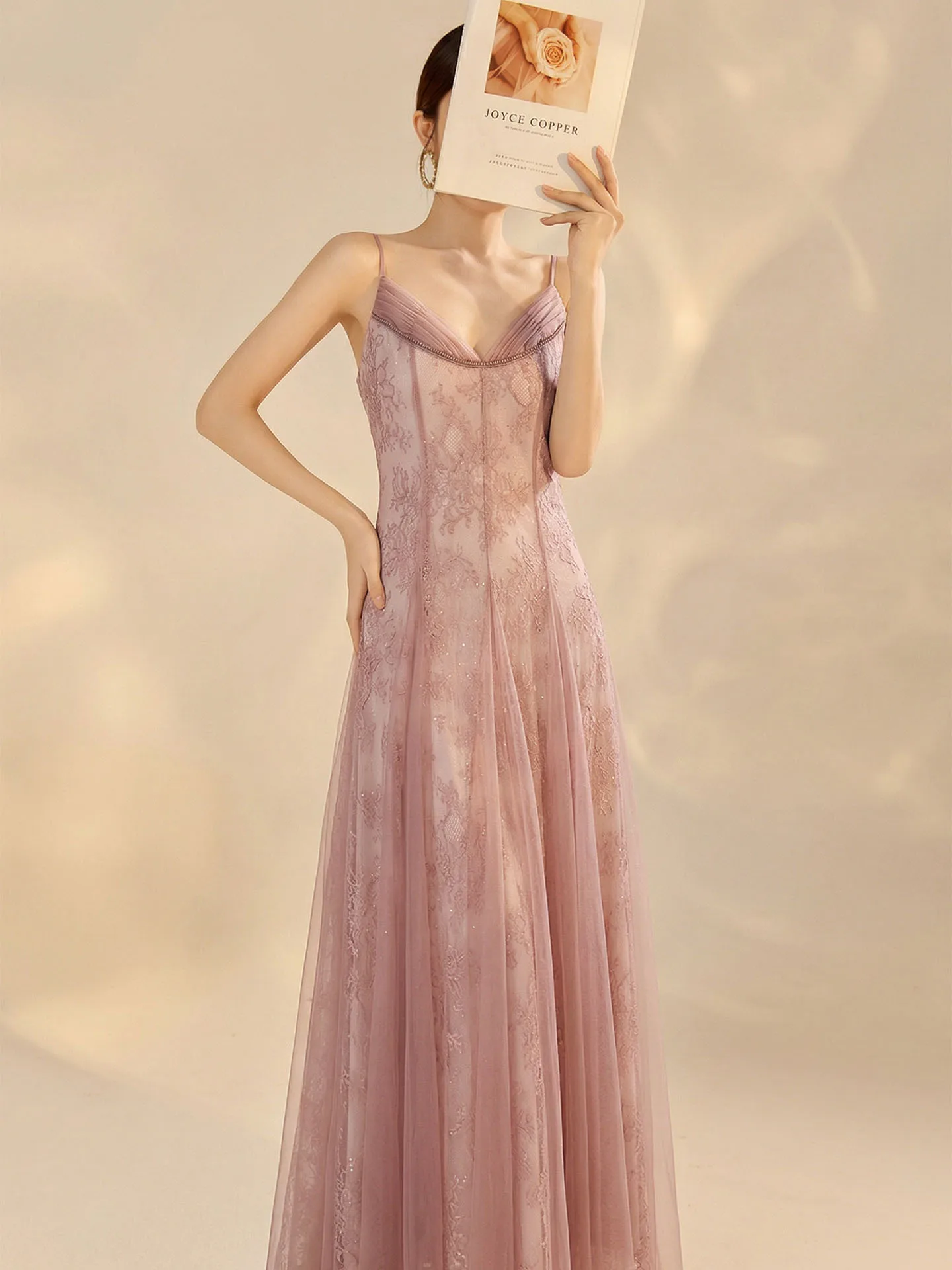 

Elegant Lace Evening Dress Wedding Gown Bride Mesh Skirt Hostess Annual Conference Dinner Party V-Neck Sleeveless Slim Fit