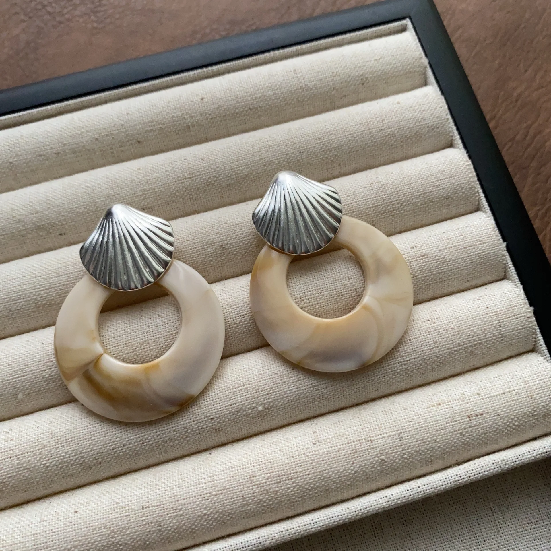 

Natural 3D Sea Shell Stud Earrings Hollow Circle Resin Earrings for Women Unique Texture Fashion Art Elegant Jewelry Gift