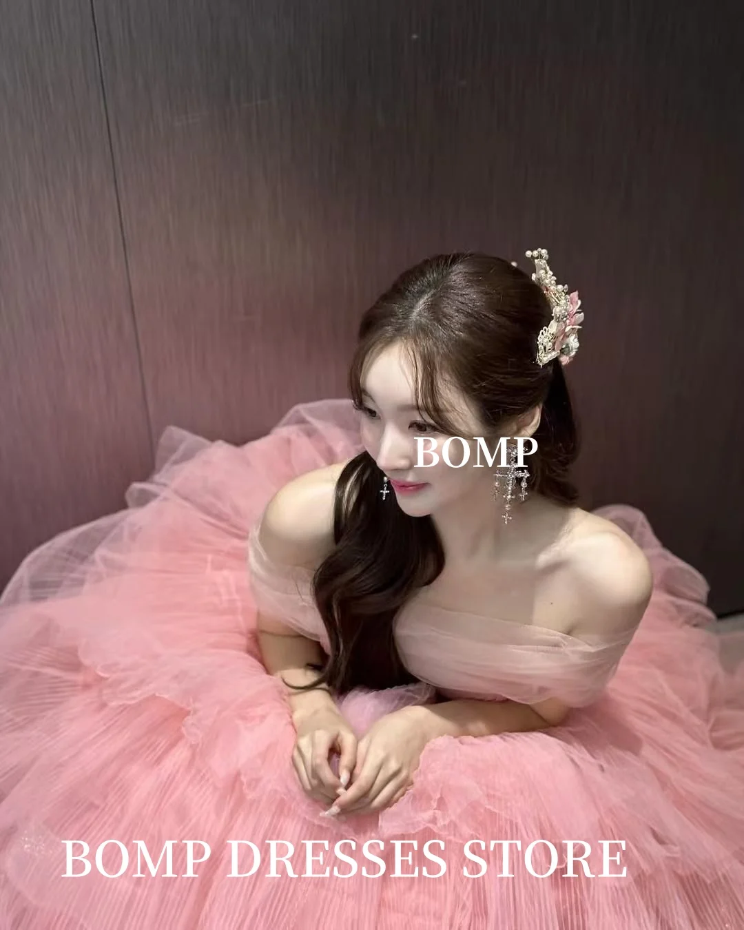 فستان سهرة وردي حديث من BOMP بدون أكتاف بطول الأرض متعدد الطبقات من التل كوريا فساتين حفلات للتصوير الفوتوغرافي مخصصة